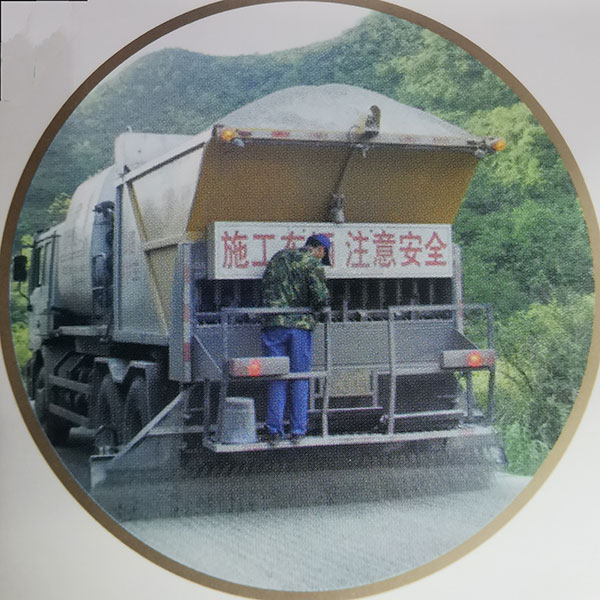 同步碎石封层车